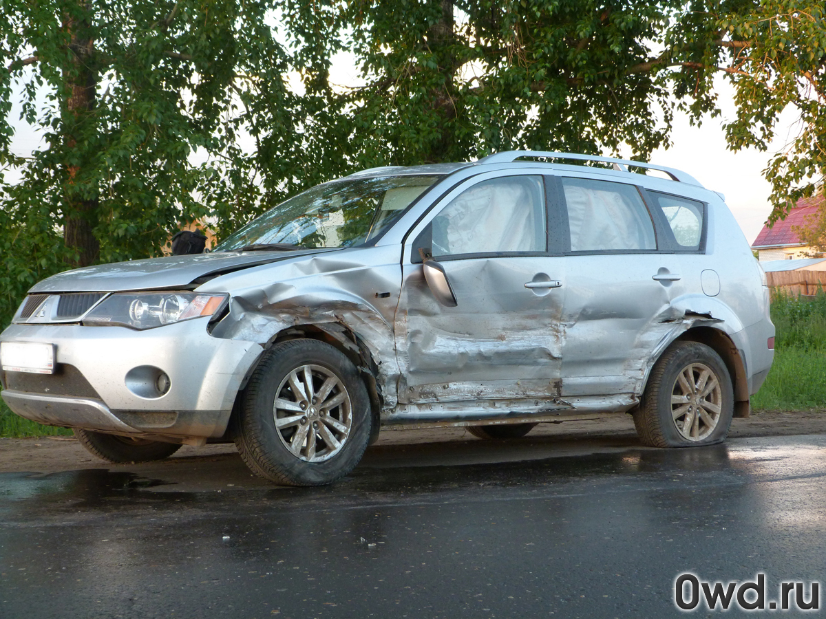 Битый автомобиль Mitsubishi Outlander XL (2008) в Коряжме